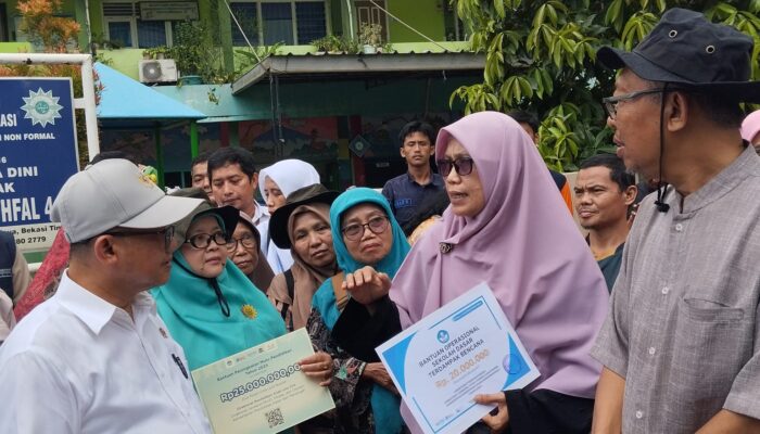 Menteri Pendidikan Abdul Mu’ti Berikan Bantuan untuk Sekolah Terdampak Banjir di Bekasi