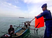 Ditpolairud Polda Banten Bagikan Pelampung dan Ingatkan Nelayan Merak Pentingnya Keselamatan di Laut