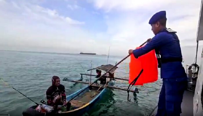 Ditpolairud Polda Banten Bagikan Pelampung dan Ingatkan Nelayan Merak Pentingnya Keselamatan di Laut