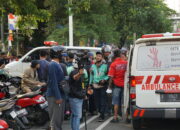 Ambulans Hilir Mudik Evakuasi Massa Korban Bentrok di Markas Brimob