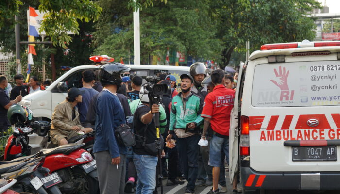 Ambulans Hilir Mudik Evakuasi Massa Korban Bentrok di Markas Brimob