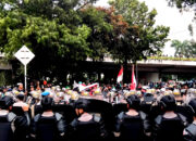 Ribuan Massa Kepung DPR dan Lumpuhkan Jalan Gatot Subroto
