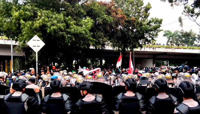 Ribuan Massa Kepung DPR dan Lumpuhkan Jalan Gatot Subroto