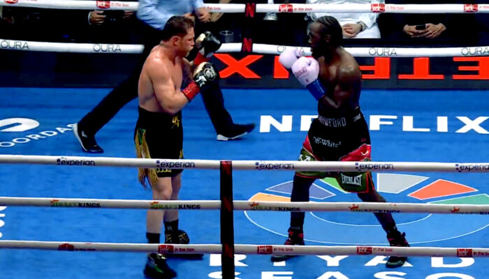 Crawford Tumbangkan Canelo, Catat Sejarah Baru di Dunia Tinju