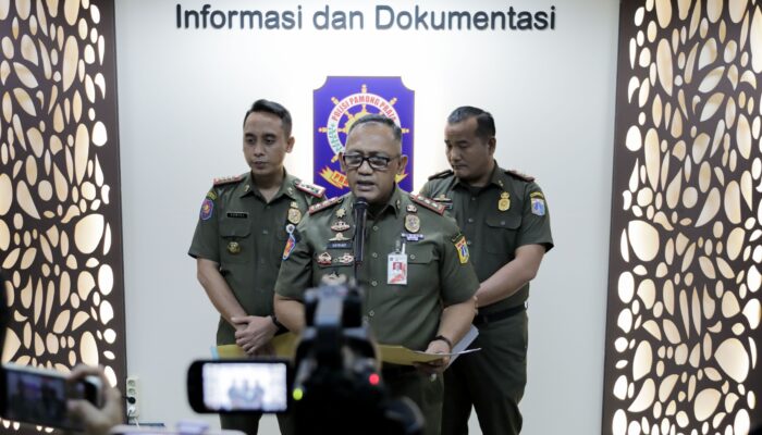 Satpol PP DKI Jakarta Tertibkan 16 Reklame Berkarat dan Berpotensi Membahayakan Warga