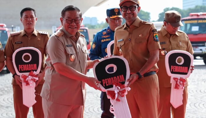 DKI Hibahkan 14 Unit Damkar, Pramono Dorong Sinergi Daerah