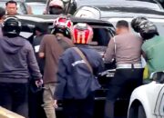 Nekat Lawan Arus di Gunung Sahari, Mobil Calya Dirusak Massa Usai Tabrak Sejumlah Kendaraan
