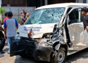 Mobil Berstiker SPPG Tabrak Dua Gerobak Pedagang di Bekasi Timur Korban Luka Berat