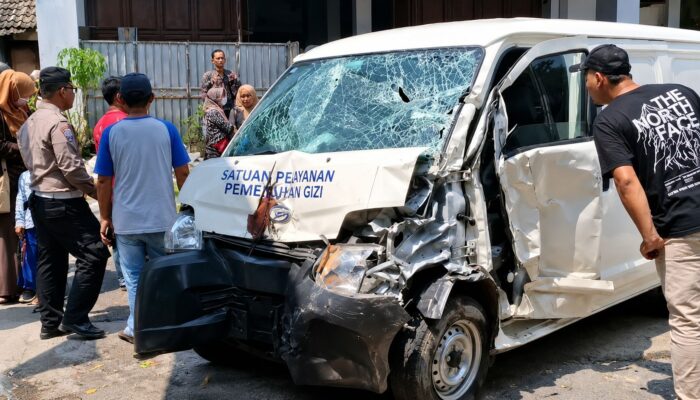 Mobil Berstiker SPPG Tabrak Dua Gerobak Pedagang di Bekasi Timur Korban Luka Berat