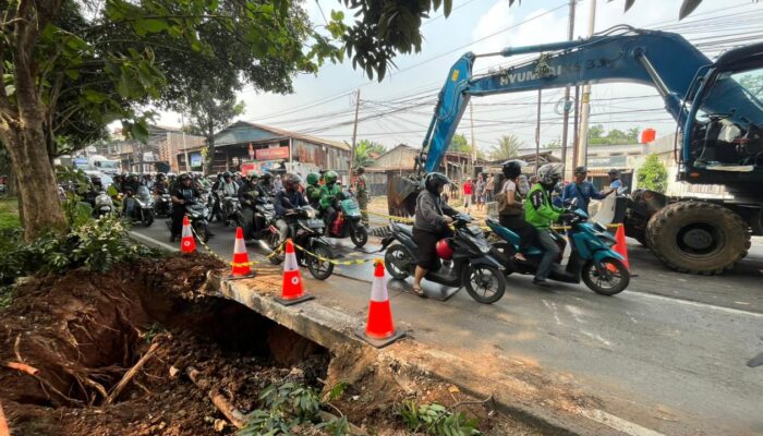 Dinas SDA DKI Gerak Cepat Tangani Jalan Amblas di Lenteng Agung