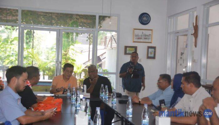 Luhukay Ajak Warga Jaga Persaudaraan Saat Nobar Belanda vs Swedia di Ambon