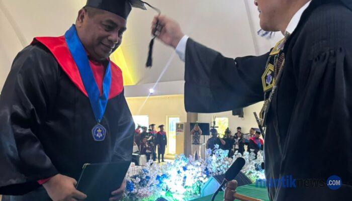 Resmi Sandang Gelar S1 Hukum UKIM, Watubun: Pendidikan Adalah Investasi Peradaban
