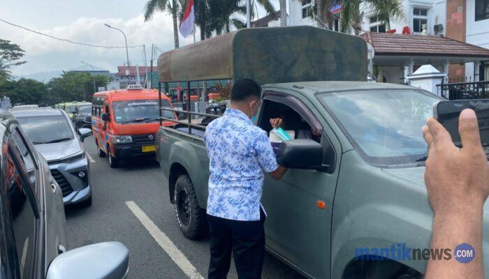 Pemkot Ambon Bagikan 5.000 Masker, Risakotta Imbau Warga Waspadai Paparan Asap Karhutla