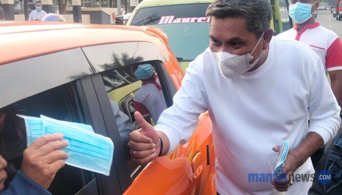 Bagikan Masker, Wattimena Ajak Warga Lindungi Kesehatan di Tengah Kabut Asap